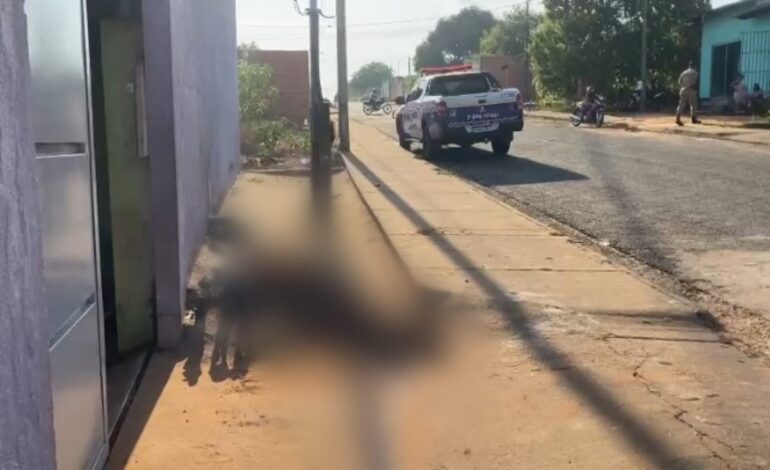 homem-e-encontrado-morto-na-porta-de-casa-apos-ter-cabeca-esmagada-com-pedra