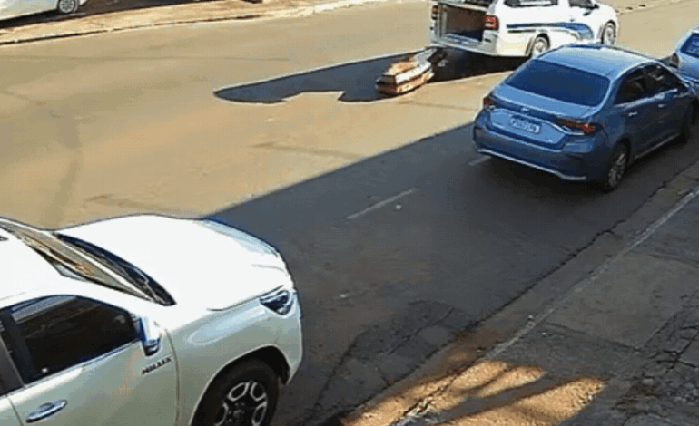 video:-caixao-cai-no-meio-de-avenida-apos-carro-de-funeraria-fazer-curva