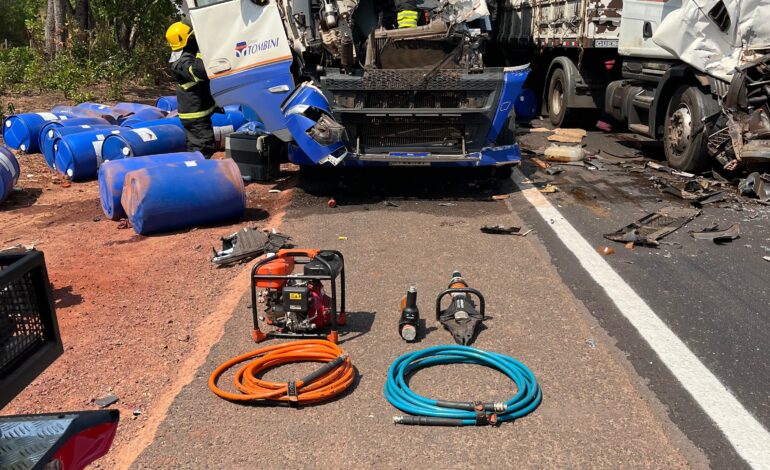 engavetamento-envolvendo-tres-caminhoes-na-br-153-deixa-uma-pessoa-ferida