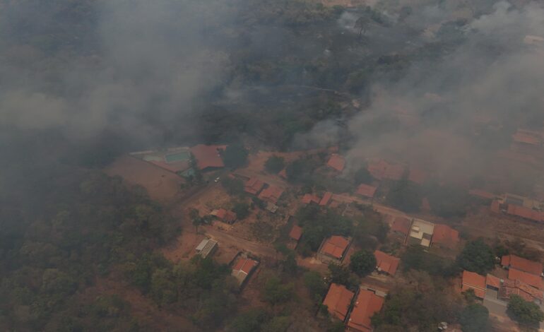 moradores-usam-agua-de-piscina-para-apagar-incendio-que-ameacava-casa-de-idosa