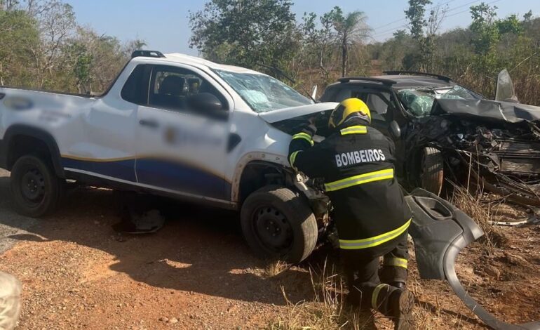 batida-de-frente-entre-carro-e-picape-deixa-quatro-feridos-na-to-040