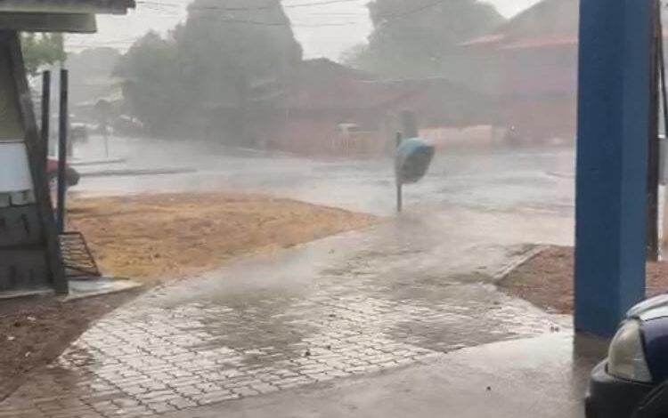 chuva-com-vento-surpreende-e-ameniza-calor-em-cidade-do-tocantins;-video