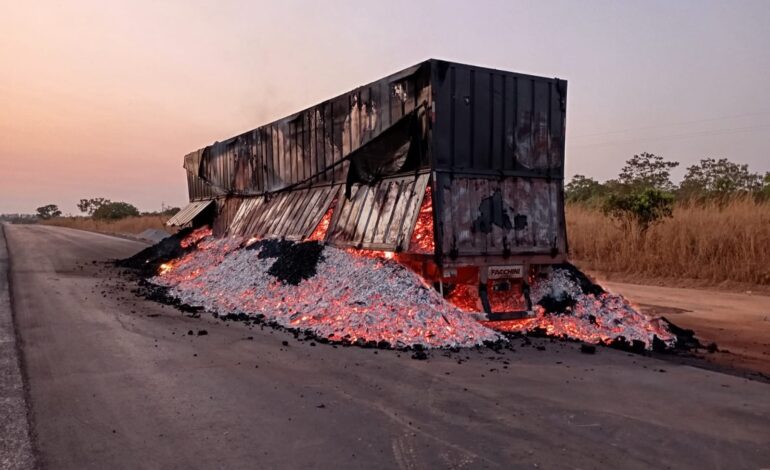 incendio-em-carreta-carregada-de-carvao-leva-mais-de-10-horas-para-ser-apagado,-dizem-bombeiros