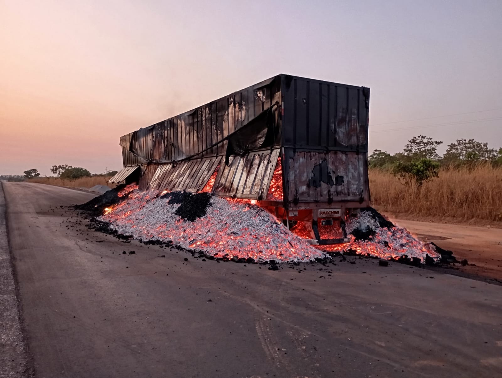 Incêndio em carreta carregada de carvão leva mais de 10 horas para ser apagado, dizem bombeiros