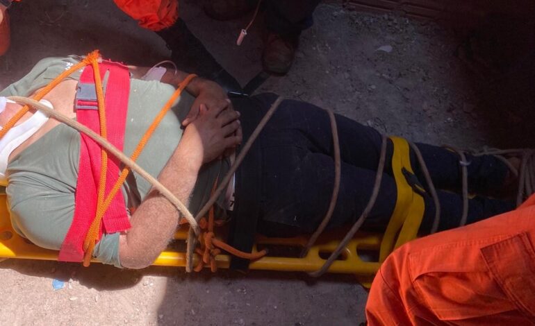 homem-e-socorrido-pelos-bombeiros-apos-cair-do-telhado-de-predio-e-ficar-em-cima-de-laje