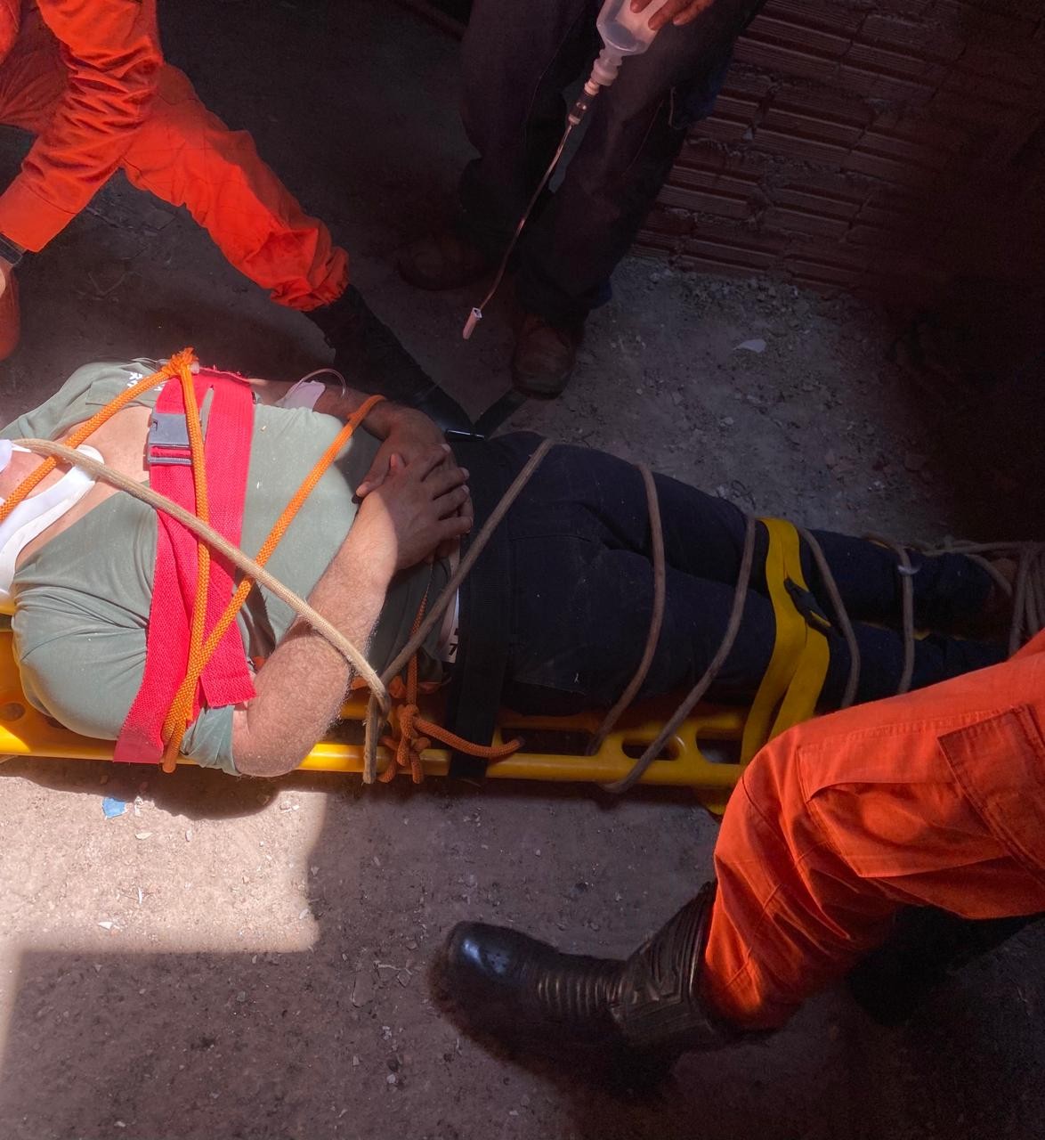 Homem é socorrido pelos Bombeiros após cair do telhado de prédio e ficar em cima de laje