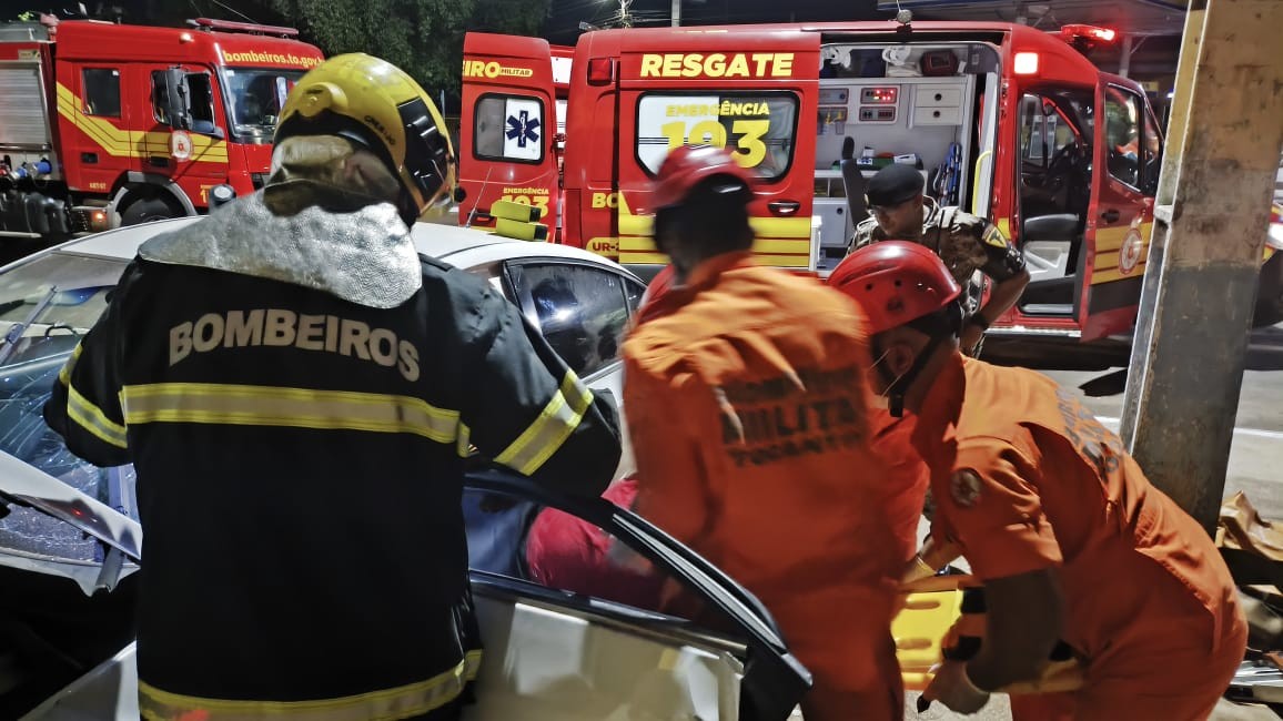 Homem é preso com drogas e R$ 14 mil em dinheiro após ser perseguido pela polícia e bater carro