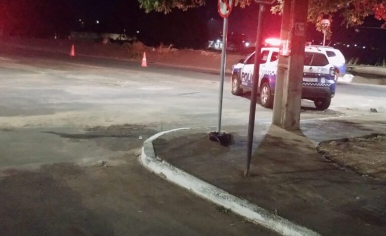 jovem-morre-apos-viatura-da-pm-bater-na-traseira-de-moto-durante-perseguicao,-diz-policia