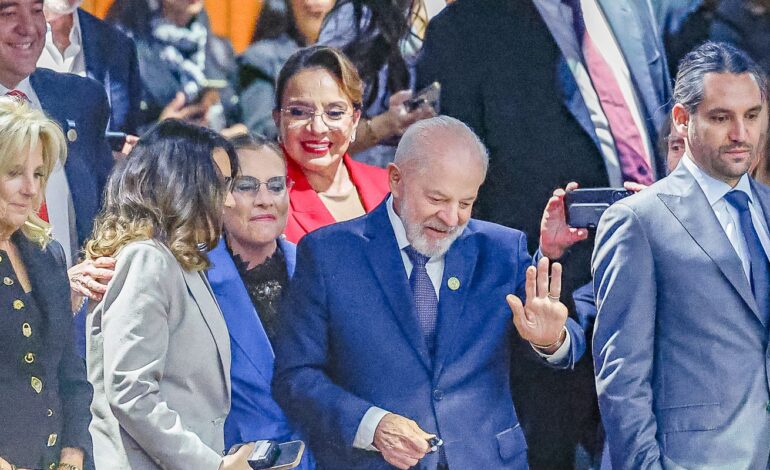 apos-troca-de-aeronave,-lula-retorna-ao-brasil