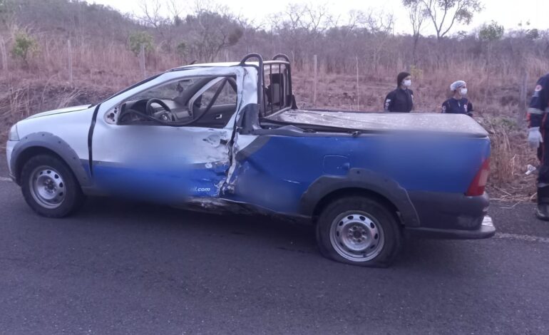 duas-pessoas-morrem-e-duas-ficam-feridas-apos-carro-estourar-pneu-e-bater-em-moto