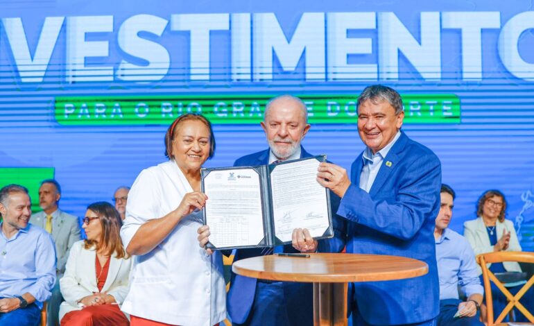 Lula elogia ministros e descarta mudanças na equipe