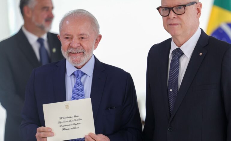 Lula recebe credenciais de oito novos embaixadores