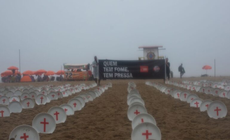 copacabana-recebe-manifestacoes-pelo-fim-da-fome-e-para-pressionar-g20