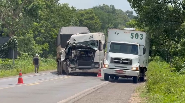 video:-batida-entre-dois-caminhoes-causa-congestionamento-na-br-153