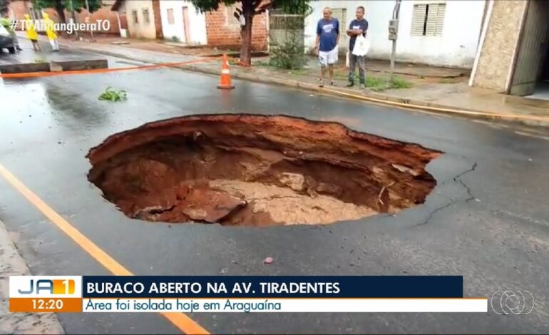 cratera-se-abre-em-avenida-apos-fortes-chuvas-e-deixa-transito-bloqueado-em-araguaina