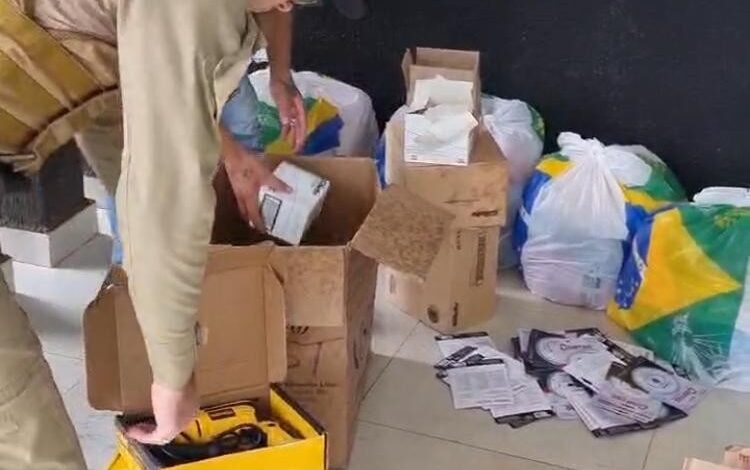 suspeitos-sao-presos-apos-serem-flagrados-com-produtos-furtados-de-varias-lojas