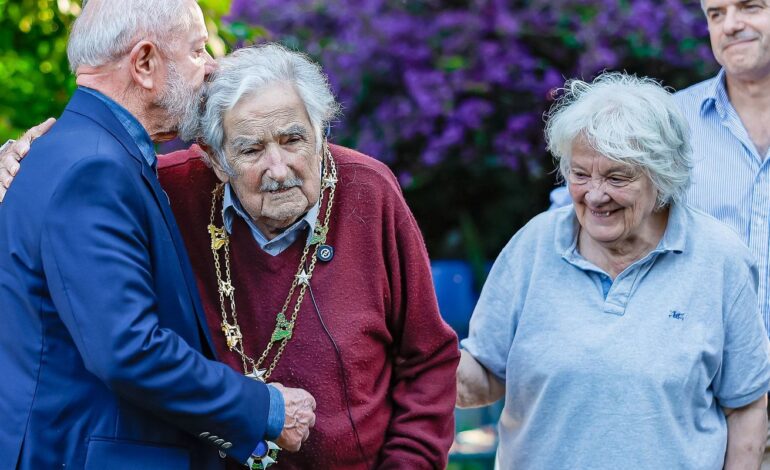 lula-condecora-mujica,-que-considera-“a-pessoa-mais-extraordinaria”