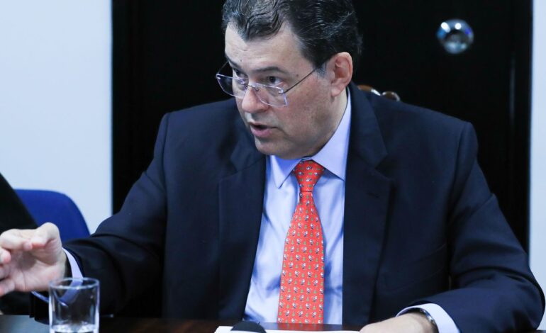 relator-da-reforma-tributaria-inclui-armas-em-imposto-seletivo