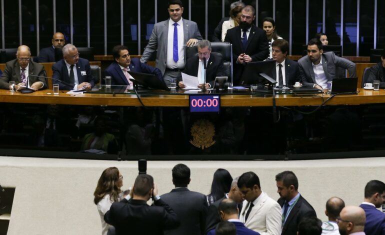 em-semana-da-seguranca,-camara-aprova-novo-tipo-de-prisao-em-flagrante