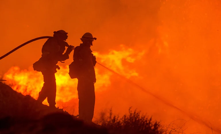incendio-intenso-assola-a-california-e-avanca-sobre-a-regiao-de-los-angeles 