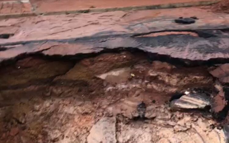 cratera-volta-a-abrir-no-meio-de-avenida-apos-chuvas-e-moradores-precisam-deixar-casa-afetada