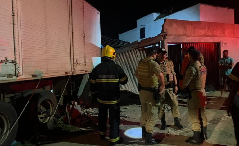 motorista-perde-controle-de-caminhao,-invade-casa-e-fica-preso-as-ferragens