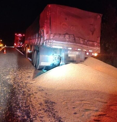 onibus-fica-com-a-frente-destruida-apos-bater-na-traseira-de-caminhao-na-br-153