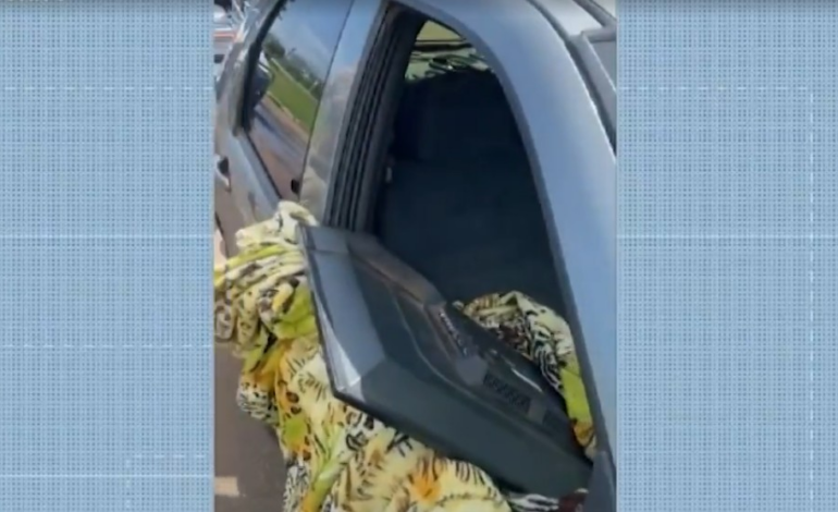 homem-e-preso-ao-ser-flagrado-carregando-tv-que-teria-furtado-de-uma-casa,-diz-policia