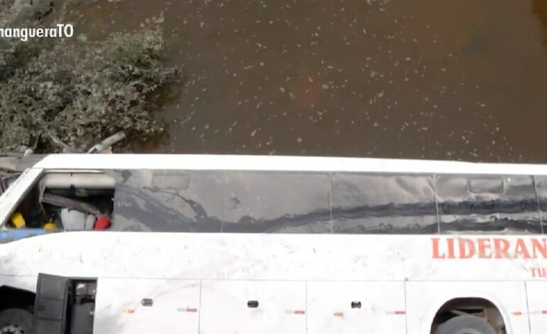 imagens-mostram-onibus-destruido-apos-cair-de-ponte-dentro-de-rio-e-deixar-tres-mortos 