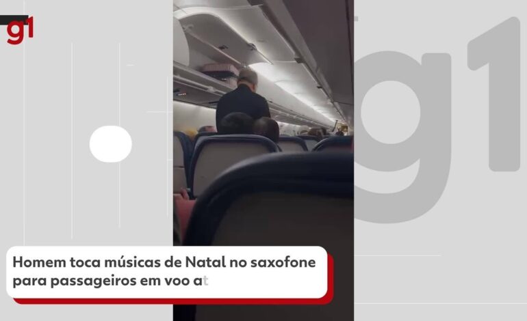 video:-homem-toca-musicas-de-natal-no-saxofone-para-passageiros-em-voo-atrasado