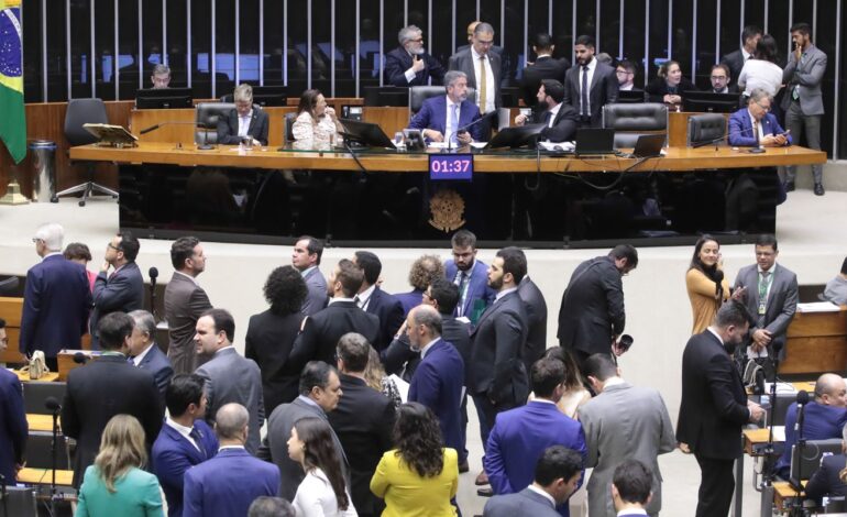 camara-aprova-teto-para-salario-minimo,-mas-afrouxa-mudancas-no-bpc
