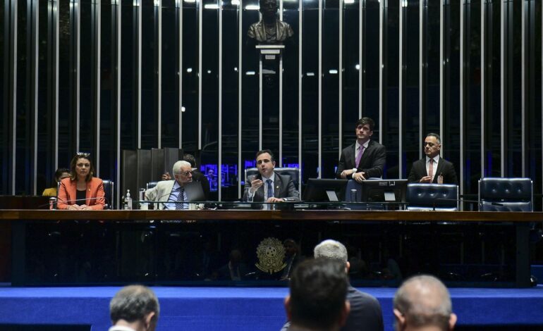 Senado aprova teto para salário mínimo e mudanças no BPC