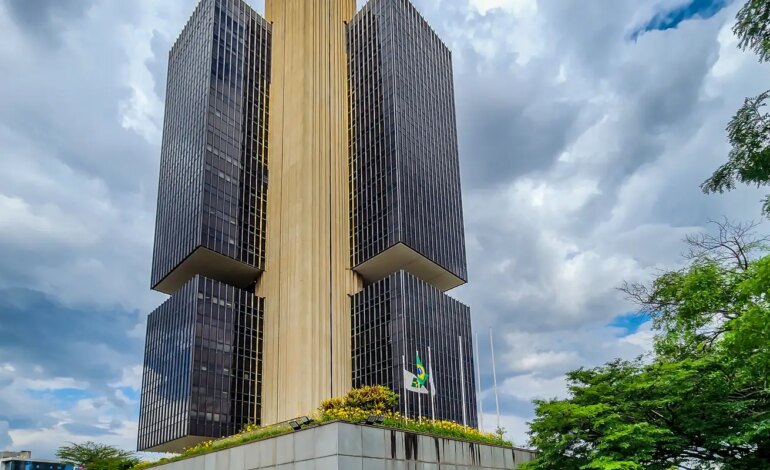 mercado-financeiro-eleva-previsao-de-inflacao-e-do-dolar-para-2025