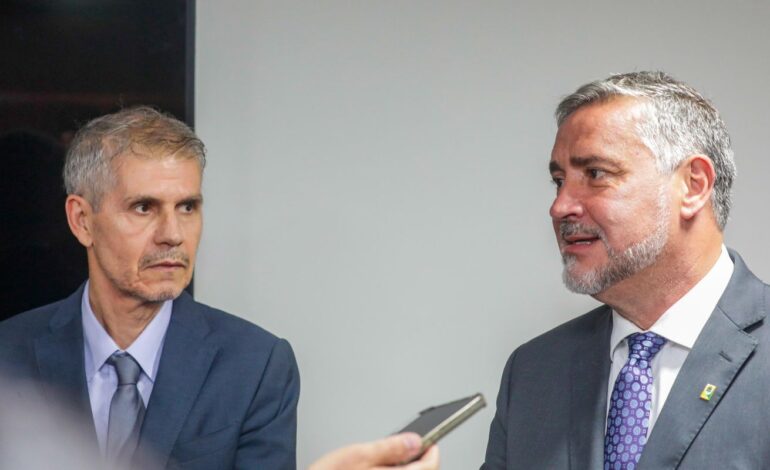 paulo-pimenta-anuncia-saida,-e-sidonio-palmeira-assumira-secom