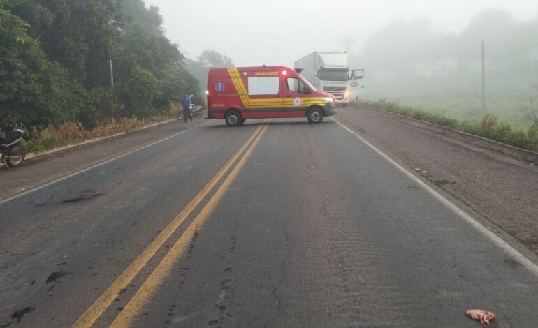 acidente-entre-carro-e-moto-deixa-duas-pessoas-mortas-na-br-153