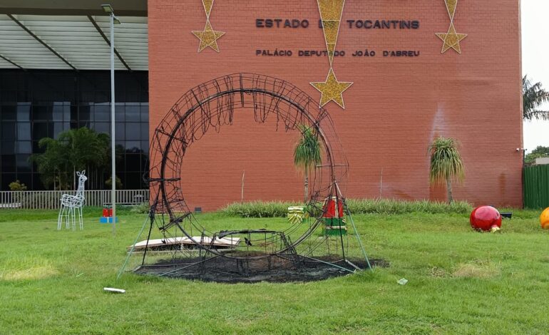 enfeite-da-decoracao-de-natal-pega-fogo-na-praca-dos-girassois;-video