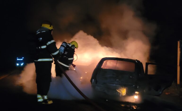 carros-pegam-fogo-apos-acidente-na-br-153-e-tres-pessoas-ficam-feridas