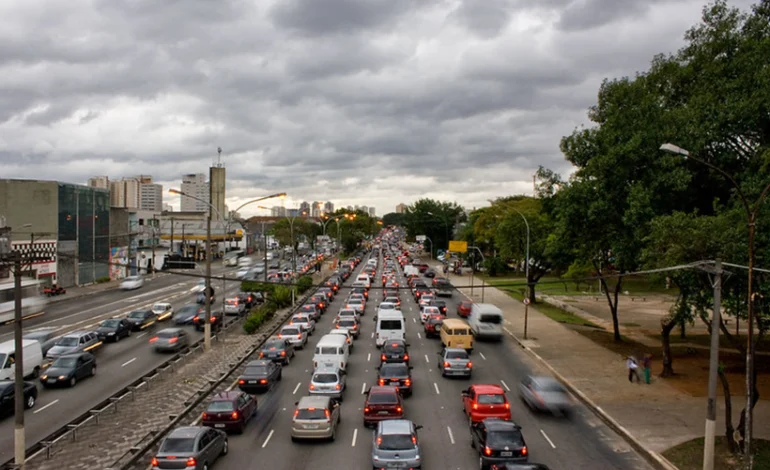 venda-de-carros-eletricos-cresce-em-2024-e-supera-expectativas-do-setor-no-brasil