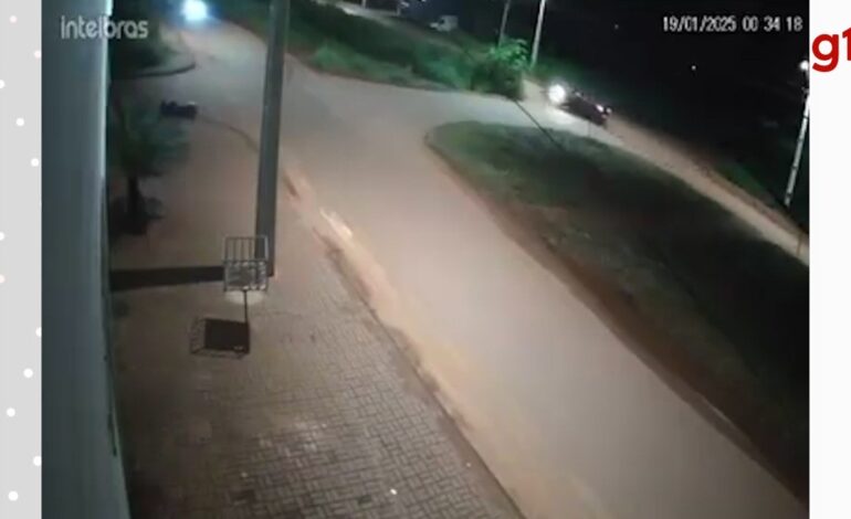 camera-de-seguranca-flagra-acidente-entre-carro-e-moto-que-matou-adolescente-de-15-anos