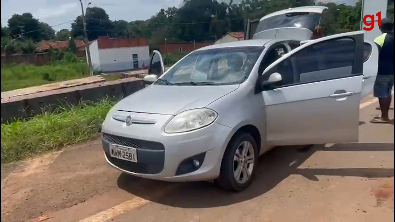 Carro que ficou preso em fenda durante desabamento é retirado de ponte; VÍDEO