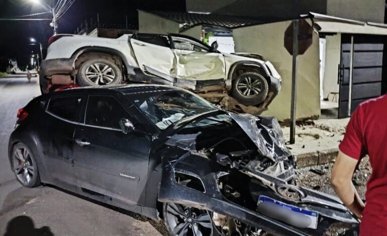 video:-carro-fica-em-cima-do-outro-apos-colisao-e-deixa-duas-pessoas-feridas