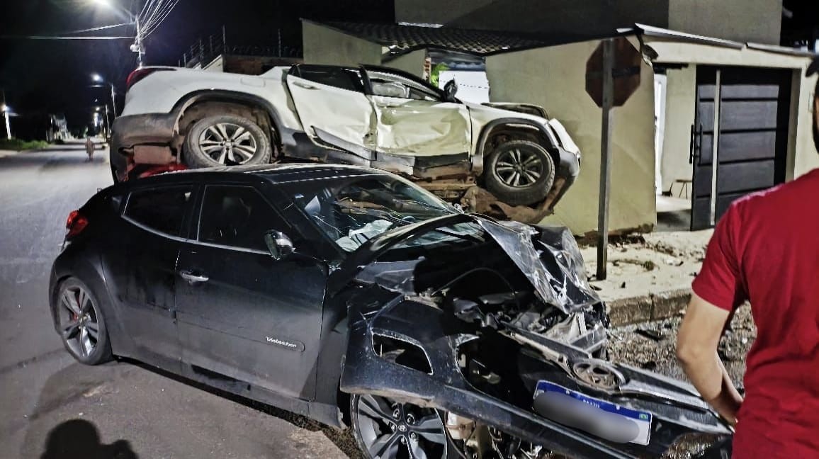VÍDEO: carro fica em cima do outro após colisão e deixa duas pessoas feridas