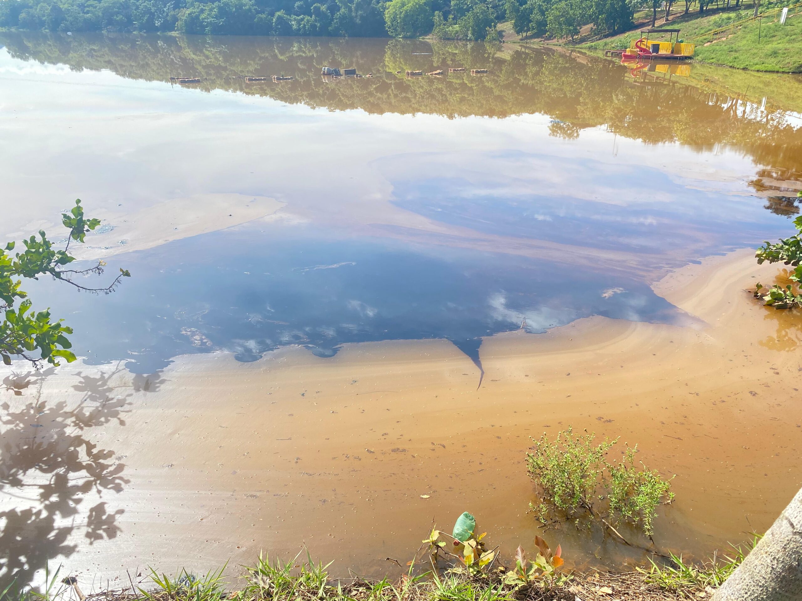 Óleo despejado em córrego pode contaminar praia e lago de Palmas, diz Guarda Ambiental
