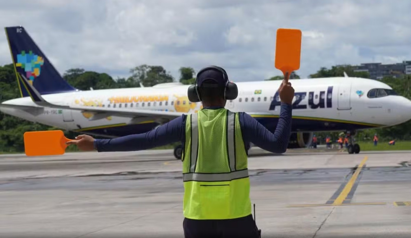 Após suspensão de voos, Azul diz que acordo com credores e aporte de R$ 3 bi garantem companhia