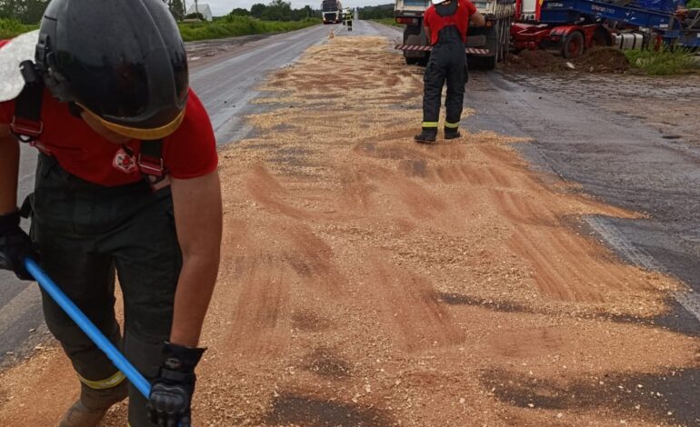 motorista-e-resgatado-pelos-bombeiros-apos-cabine-de-carreta-ser-esmagada-em-acidente