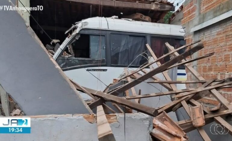 van-com-trabalhadores-da-agencia-de-obras-do-governo-invade-casa-e-motorista-fica-ferido