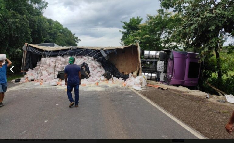 caminhao-tomba-e-bloqueia-br-153-no-centro-oeste-do-estado