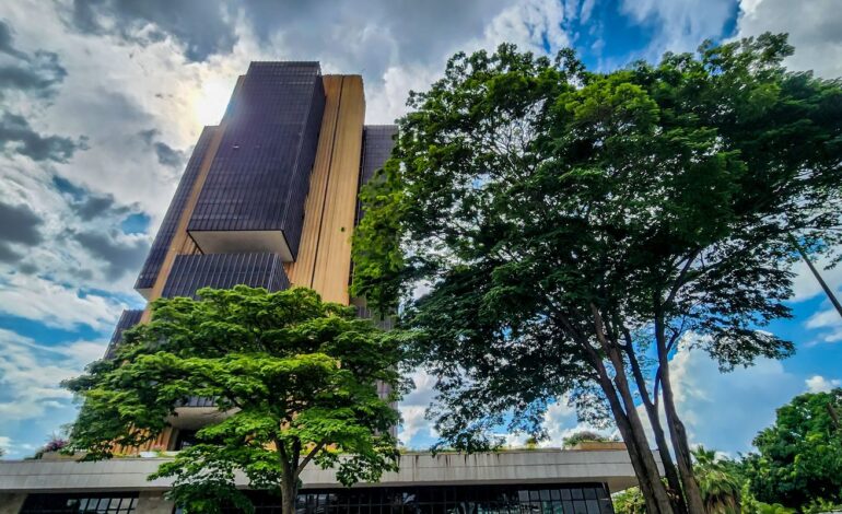 juros-medios-cobrados-pelos-bancos-chegam-a-43,7%-ao-ano-em-fevereiro