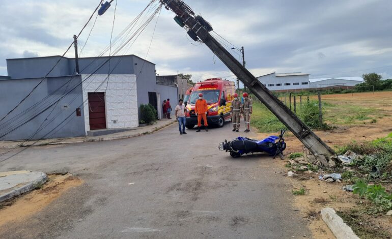 homem-fica-em-estado-grave-apos-bater-moto-e-quebrar-poste-da-rede-de-energia