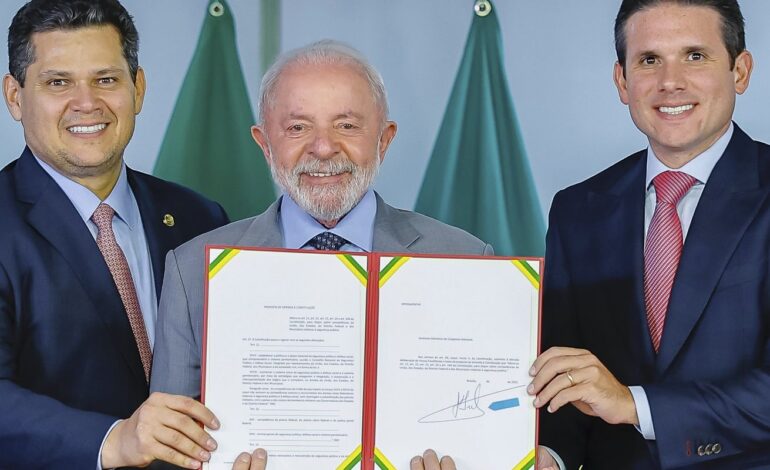 lula-entrega-pec-da-seguranca-publica-para-tramitacao-no-congresso
